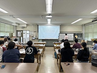 写真1 音と波の解説中（午前）
