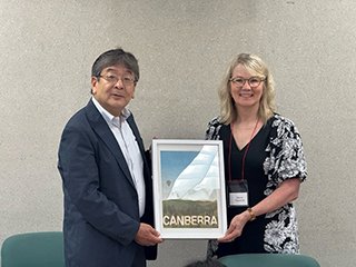 （左）餘利野校長 （右）Dianne先生