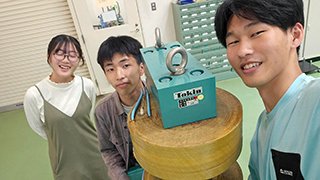 組み立て終わった電磁石と記念撮影