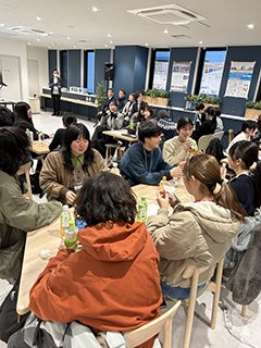 プレゼン発表が始まる直前。会場には他大学の学生も多く、後方にはテレビカメラがずらっと並んでいて緊張してしまう雰囲気