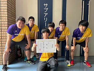 3位の賞状と一緒に集合写真