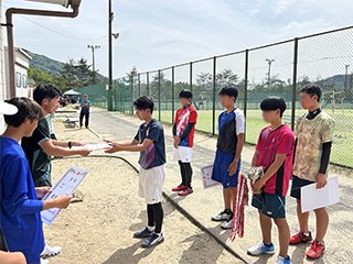 表彰式にて表彰される定本 裕誠さん（電気情報工学科3 年）