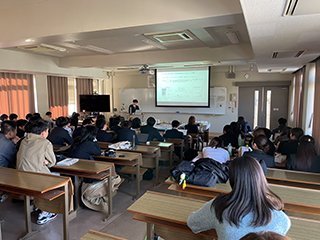 卒業研究・設計発表会での一コマ。 テストの後だったからか、今年度は4年生の聴講も多かったです。 来年度も期待できそうです。
