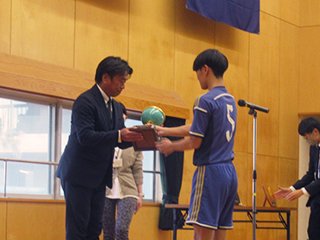 開会式で優勝杯を返還しています