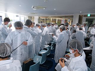 見学前に白衣に着替えました