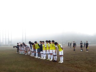 試合終了後本部に挨拶しています