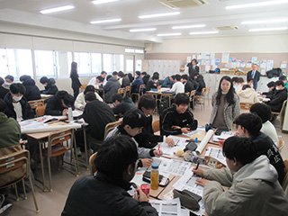 グループに分かれてSWOT分析をして、 事業戦略を立てています