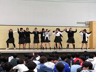 １寮１年女子による歌とダンス
