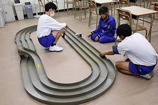 公開講座で使用するミニ四駆の試走