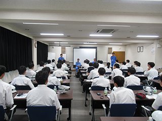 見学後に呉高専卒業生たちと 懇談しています