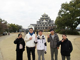 岡山城前で記念写真です