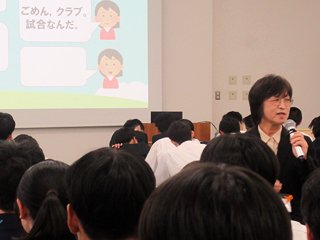 学生たちに語り掛けています