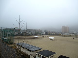 小雨の中、アップをしてます