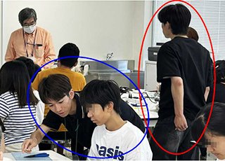 図２ ハンダ付け練習中 （赤枠：Ｅ４浅海裕翔さん） （青枠：Ｅ４平田晴己さん）