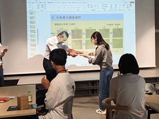 修了証をもらう受講者