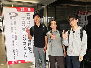 会場前の記念撮影