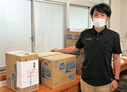代理で陸上競技部顧問の仁保先生に お渡ししました