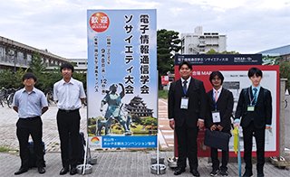 学会会場前での記念撮影