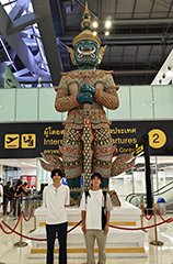バンコク国際空港出国審査場にて記念撮影