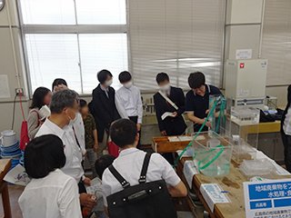 学科展示の様子（学生による説明）