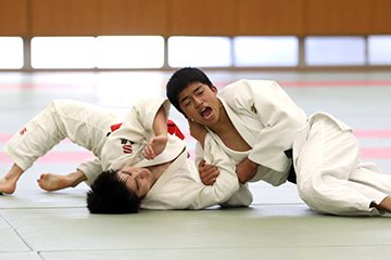 村上さん、一本背負い投げが決まる