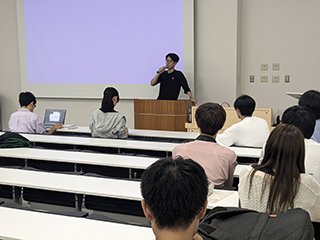 体験談を話す専攻科2年 本庄さん