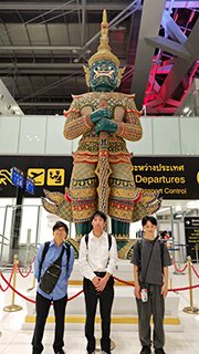バンコク国際空港出国審査場にて記念撮影