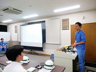 笹野氏が工場見学概要を説明しています
