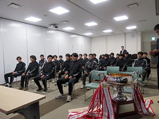 緊張しながら市長の到着を待つメンバーたち