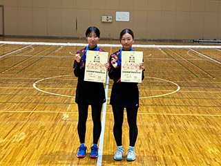 3位に入賞し、銅メダルを獲得した松岡 琴子さん、岩﨑 菜々さん