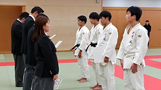 表彰式の様子：左奥から1位村上さん、2位中原さんと続く