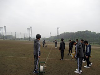 会場設営でラインを引いています
