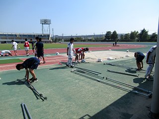 試合終了後、片付けも自分たちで行います