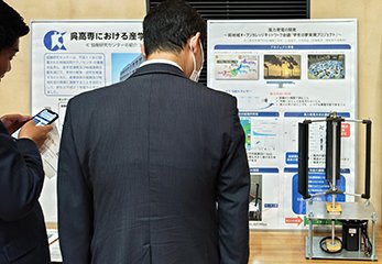 学生が考案した風力発電の実機展示