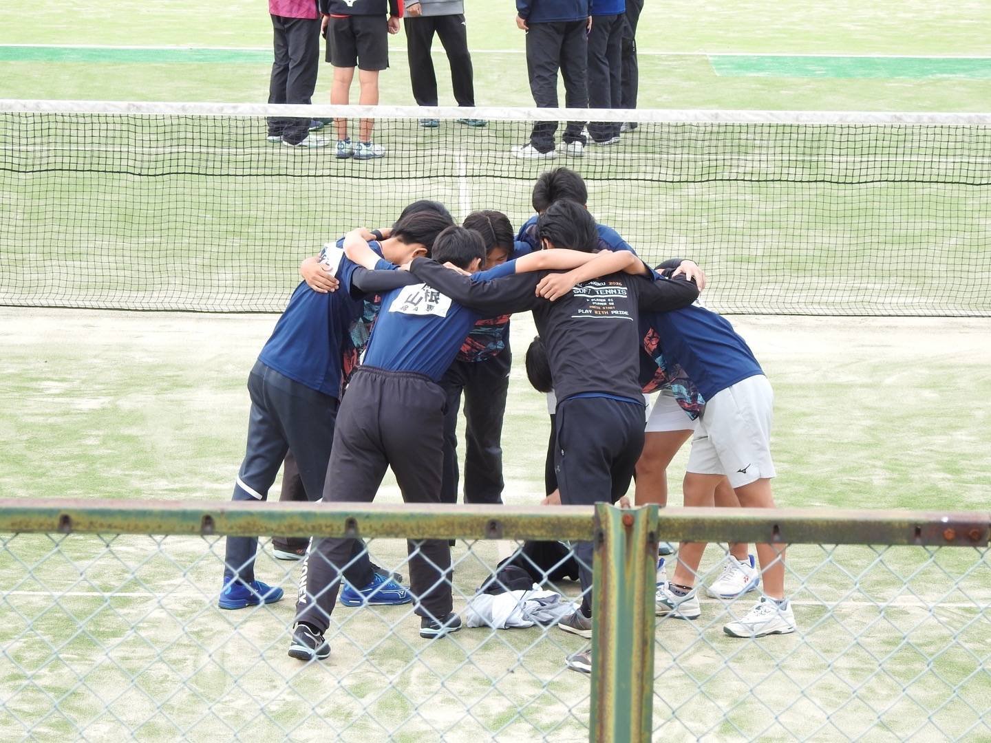 写真２：団体戦前、円陣を組み士気を高める男子団体メンバー