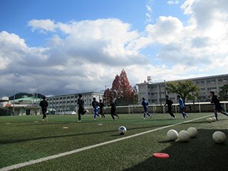 広島皆実高校グラウンドでアップしています