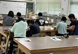 写真3 工作中（ハンダ付け）