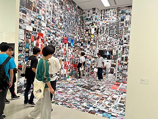 自由に展覧会を楽しむ学生ら
