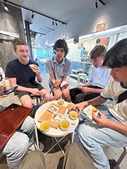 揚げもみじを一緒に食べている様子
