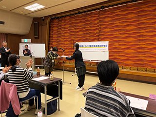 温暖化防止活動推進員の委嘱を受ける様子