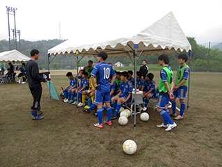 試合直前ミーティングで集中しています