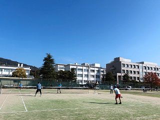 松岡（父）・早井（父）ペアの試合風景 (保護者の方々も選手として参加されました)