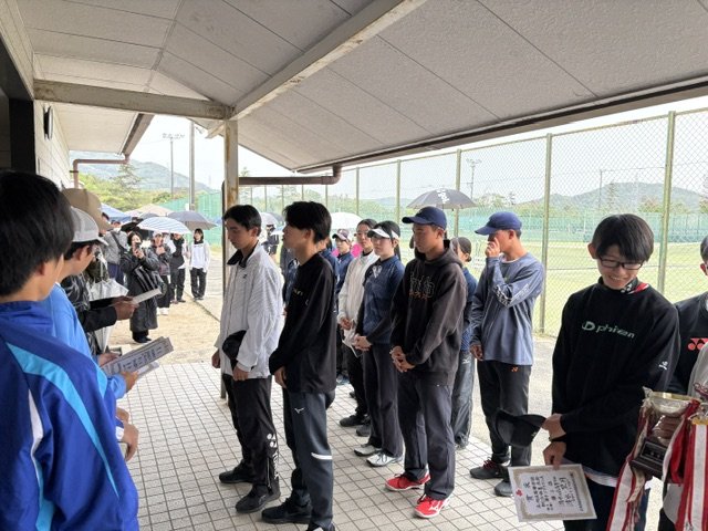 写真２：表彰式にて３位表彰される山根葵（機械工学科３年）さん、新谷　禅（機械工学科２年）さん