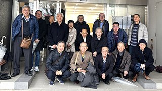 図書館棟前で記念撮影