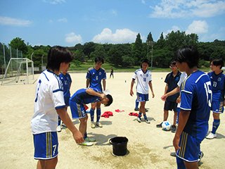 今大会初の秘密作戦、 お玉で水被り（熱中症対策です）