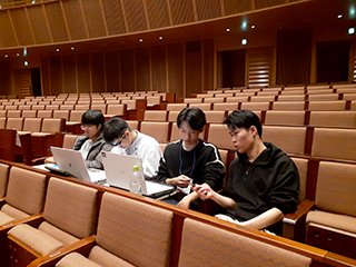 プレゼン直前まで作り込むメンバーたち
