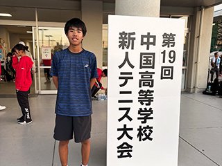 看板の前での記念写真
