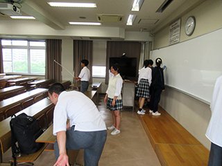 大講義室を掃除しています