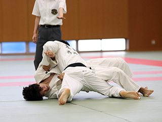 末國さん、横四方固が決まる