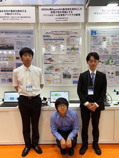 研究室展示ブースにて記念撮影